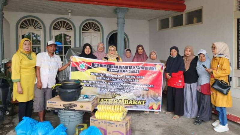 Himpunan Wanita Karya Provinsi Sumatera Barat saat menyalurkan amanah donasi untuk warga terdampak bencana banjir di Sumbar. (Dok. Istimewa)