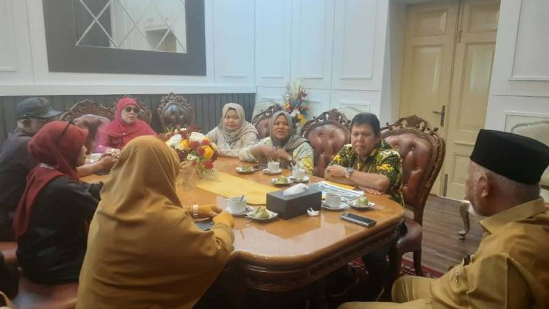 Tim periset Badan Riset dan Inovasi Nasional saat melakukan audiensi dengan Gubernur Sumatera Barat Mahyeldi Ansharullah di Istana Gubernur Sumatera Barat. (Dok. Istimewa)